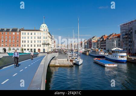 Inderhavnsbroen (porto interno) a pedoni e ciclisti ponte di collegamento Nyhavn e Christianshavn, Copenhagen, Danimarca Foto Stock