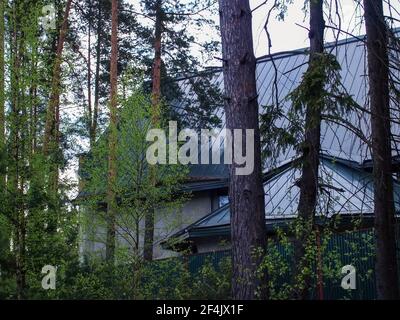 Casa abbandonata dietro una recinzione nei boschi, Russia Foto Stock