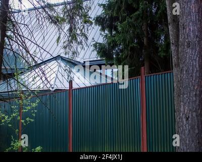 Casa abbandonata dietro una recinzione nei boschi, Russia Foto Stock