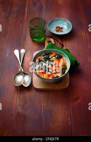 Stufato di fagioli con orzo perlato e patate dolci Foto Stock