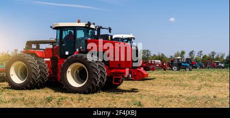 Parco macchine agricole sul campo. Foto Stock