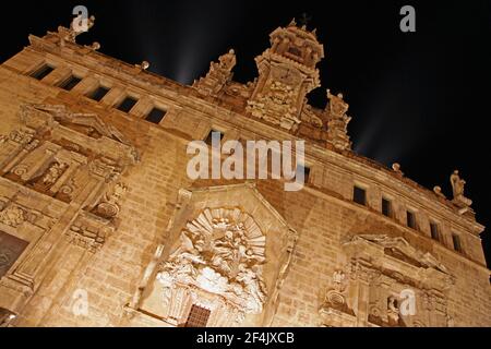 Chiesa dei Santos Juanes, Iglesia de los Santos Juanes, Valencia Spagna. Originariamente costruito nel 1368, di fronte la Lonja. Chiesa storica costruita sui resti di una ex moschea. L'edificio gotico originale è stato quasi completamente bruciato nel 1592 e successivamente ricostruito in stile barocco. La facciata principale presenta ancora un oculo murato di una rosetta della chiesa storica.la Real Parroquia de los Santos Juanes,conocida como iglesia de San Juan del Mercado (Església de Sant Joan del Mercat, en valenciano), situada en Valencia, frente a la Lonja de la Seda, y al lado del Mercado Central. Foto Stock