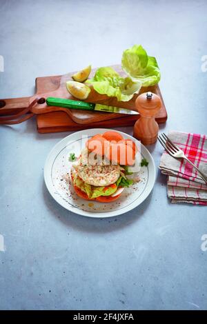 Hamburger di orata di mare con verdure Foto Stock