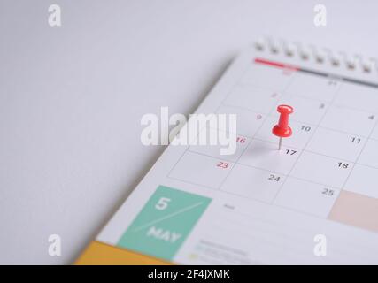 Calendario con pin rosso il 17 maggio. Nuova data di deposito della dichiarazione dei redditi per il 2021. Concetto di promemoria o scadenza. Foto Stock