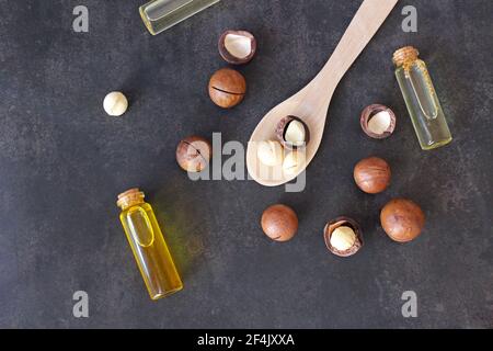 Ciotola di olio di noci di macadamia e noci di macadamia. Concetto di supercibo e cibo sano, vista dall'alto Foto Stock