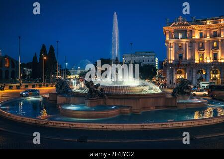 Fontana di Naiads con statue in bronzo di Mario Rutelli in Piazza della Repubblica a Roma di notte. Foto Stock