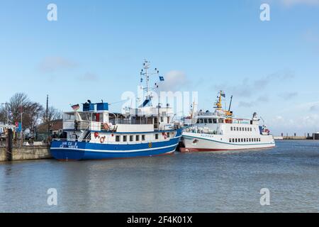 Cuxhaven, Germania - 14 marzo 2021: Imbarcazioni da escursione JAN CUX II e FLIPPER ormeggiate al porto di Cuxhaven. Foto Stock