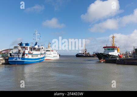 Cuxhaven, Germania - 14 marzo 2021: Imbarcazioni da escursione e navi per servizi marittimi ormeggiate al porto di Cuxhaven. Foto Stock