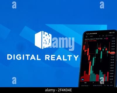 In questa illustrazione sono riportate le informazioni del mercato azionario di Digital Realty Trust, Inc. Visualizzate su uno smartphone con il logo Digital Realty Trust, Inc. Sullo sfondo. Foto Stock