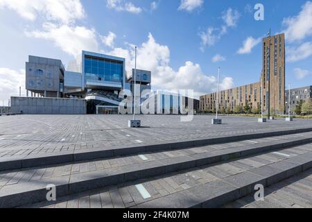 Aalborg, Danimarca – 4 settembre 2020: Musikkens Hus, sede multifunzionale con sale da concerto e sale per prove a sinistra, edificio a Studentertorvet Foto Stock