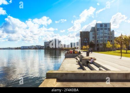 Aalborg, Danimarca - 1 settembre 2020: Lungomare di Aalborg intorno al quartiere Østre Havn e Musikkens Hus, vista dal lungomare sulla riva del Limfjord Foto Stock