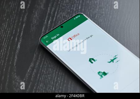 New york, USA - 22 marzo 2021: Connessione bloccata o persa applicazione Microsoft Office sullo schermo dello smartphone che si trova sul tavolo Foto Stock