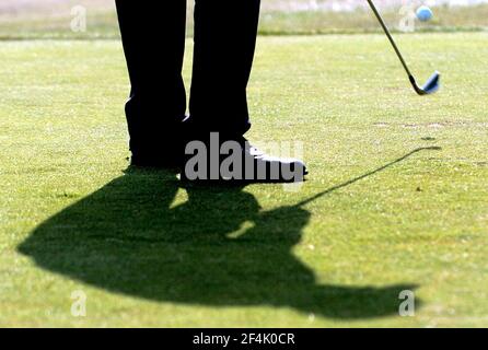 IL CAMPO DA GOLF APERTO AL TROON 2004 2° GIORNO. ADAM SCOTT TEE'S OFF SULLA 7 7/2004/16 FOTO DAVID ASHDOWNOPEN GOLF TROON 2004 Foto Stock