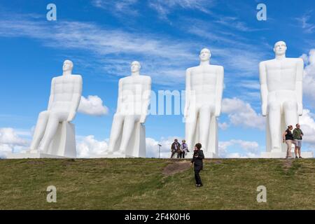 Esbjerg, Danimarca - 27 agosto 2020: Il colossale scultpuro „Men at Sea" alias „Mennesket ved havet" di Svend Wiig Hansen sulla riva vicino alla h della città Foto Stock