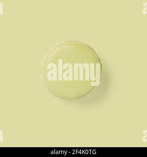 Macaron. I tradizionali macaroni colorati francesi si avvicinano, macro isolate su sfondo verde Foto Stock
