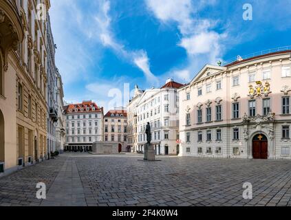 Judenplatz Jewish Square nel centro di Vienna. Luogo famoso e destinazione turistica in una bella giornata senza persone. Foto Stock