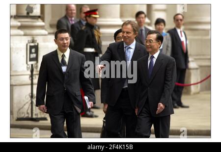 Tony Blair incontra il Premier del Consiglio di Stato della Repubblica popolare Cinese, S.E. il signor Wen Jiabao nel cortile dell'Ufficio di Foriegn per ispezionare la guardia d'onore, le regine co primo Batalion Grenadier Guards.pic David Sandison 10/5/2004 Foto Stock