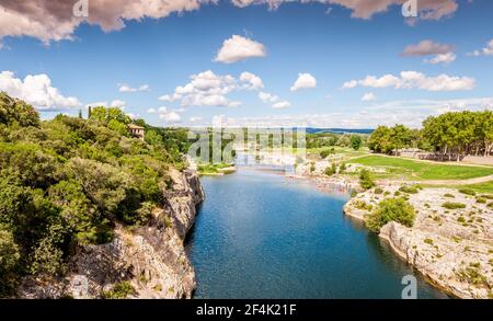 Il Gardon in estate, dall'acquedotto romano, il Pont du Gard, nel Gard, in Occitanie, Francia Foto Stock