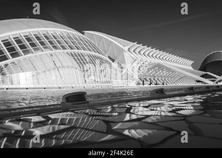 La Città delle Arti e delle Scienze di Valencia è il punto di riferimento moderno della città spagnola. È stato progettato dagli architetti Santiago Calatrava e Félix candela. Foto Stock