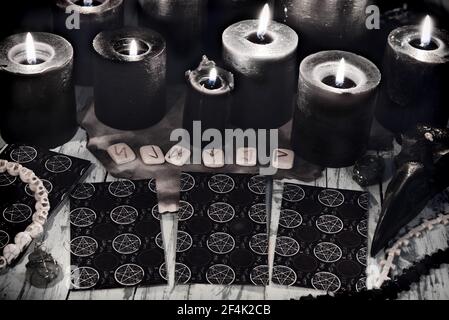 Primo piano di candele nere che bruciano sull'altare delle streghe. Sfondo  esoterico, gotico e occulto, concetto mistico di Halloween Foto stock -  Alamy