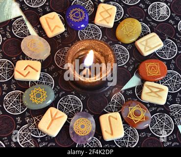 Le carte dei tarocchi con le rune e candela che brucia Foto stock - Alamy