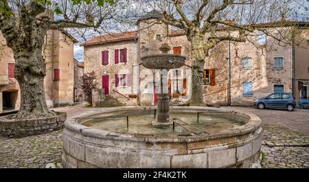 Place de la Fontaine nel villaggio di Sainte-Eulalie-de-Cernon, comune nel dipartimento dell'Aveyron, regione Causses, regione Occitanie, Francia Foto Stock