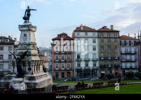 Statua di Enrico il Navigatore sulla piazza Infante D. Henrique a Porto, Portogallo Foto Stock