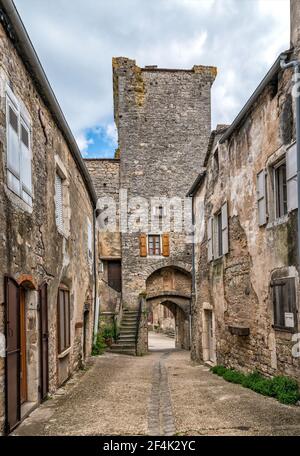 Grand Rue nel comune di Sainte-Eulalie-de-Cernon, nel dipartimento dell'Aveyron, nella regione di Causses, nella regione dell'Occitanie, in Francia Foto Stock