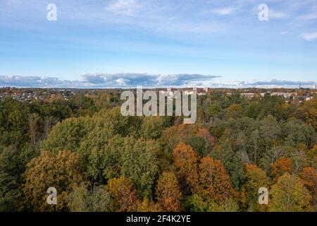 Vista dall'alto della città di Dobele in autunno, zone residenziali e private, foreste e parchi, Lettonia Foto Stock