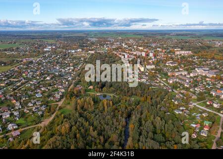 Vista dall'alto della città di Dobele in autunno, zone residenziali e private, foreste e parchi, Lettonia Foto Stock