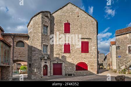 Casa medievale a Place des Templiers, piazza nel villaggio di Sainte-Eulalie-de-Cernon, comune nel dipartimento Aveyron, regione Causses, Occitanie, Francia Foto Stock