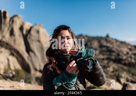 Giovane donna di scattare le foto nella natura Foto Stock