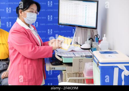 Taipei, Taiwan. 22 marzo 2021. Un operatore medico visualizza il record di vaccinazione per il vaccino contro Covid-19 presso l'ospedale di Taipei City. Il personale medico ha ricevuto il primo vaccino AstraZeneca contro Covid-19 all'ospedale di Taipei. Credit: SOPA Images Limited/Alamy Live News Foto Stock