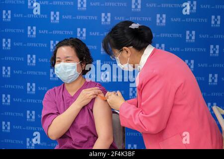 Taipei, Taiwan. 22 marzo 2021. Un medico viene vaccinato con il vaccino AstraZeneca contro Covid-19 all'ospedale di Taipei. Il personale medico ha ricevuto il primo vaccino AstraZeneca contro Covid-19 all'ospedale di Taipei. Credit: SOPA Images Limited/Alamy Live News Foto Stock