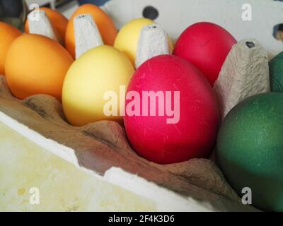 Uova di Pasqua colorate in una scatola di cartone Foto Stock