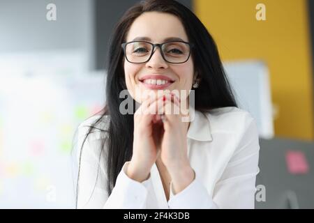 Ritratto di una donna d'affari sorridente che indossa occhiali Foto Stock