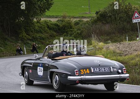 CAGLI, ITALY - Oct 22, 2020: CAGLI , ITALY - OTT 24 - 2020 : MERCEDES-BENZ 190 SL 1955 su una vecchia auto da corsa nel rally Mille miglia 2020 la famosa ital Foto Stock