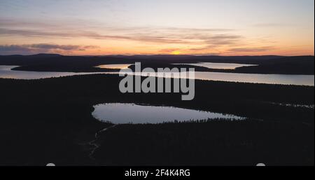 , veduta aerea del drone dei laghi tranquilli, vicino a Lemmenjoki 01 Foto Stock