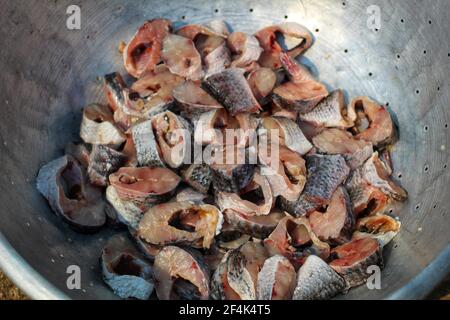 bistecca di pesce cuttin gfor pesce curry preaparation in india Foto Stock