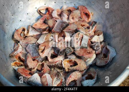 bistecca di pesce cuttin gfor pesce curry preaparation in india Foto Stock