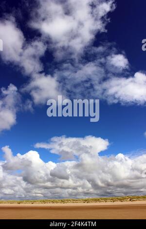 Nuvole di Cumulus di bilamento sopra le dune di sabbia di Formby Beach, Sefton Coast UK Foto Stock
