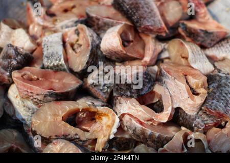 bistecca di pesce cuttin gfor pesce curry preaparation in india Foto Stock