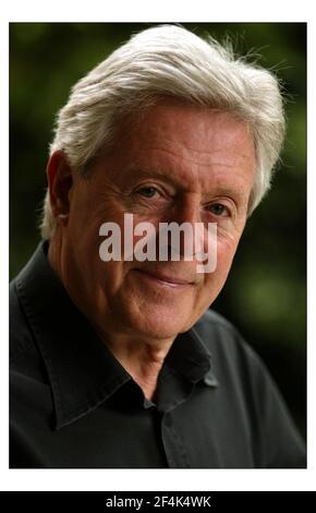 Michael Aspel a casa nella zona ovest di Londra.pic David Sandison 30/4/2004 Foto Stock