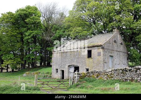 Derelict Farmhouse / Stone Barn al di sopra del serbatoio delle scorte, Slaidburn in Lancashire, Regno Unito Foto Stock