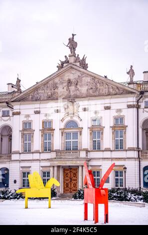 Polonia, Varsavia: Cavalli colorati alati di fronte alla Biblioteca Nazionale. Foto Stock