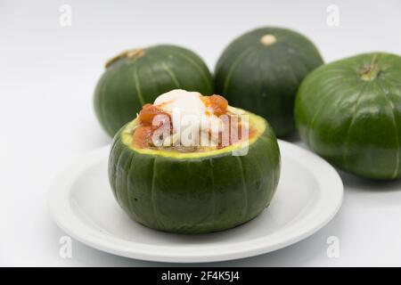 Zucchine farcite con carne e una varietà di salse. Gastronomia argentina tradizionale Foto Stock