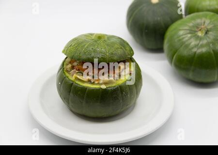 Zucchine farcite con carne e una varietà di salse. Gastronomia argentina tradizionale Foto Stock