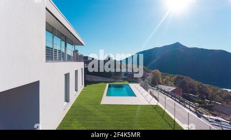 Moderna villa di lusso con giardino e piscina Foto Stock