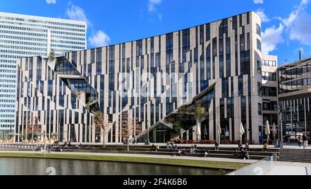 Centro commerciale Kö-Bogen e centro commerciale esterno, persone sedute al sole, Dusseldorf, NRW, Germania Foto Stock