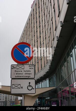 POZNAN, POLONIA - 14 febbraio 2018: Nessun segnale di parcheggio accanto all'ingresso dell'hotel Mercure Foto Stock